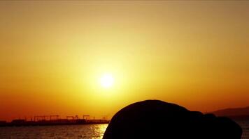 dansant femme silhouette dans le coucher du soleil lumière video