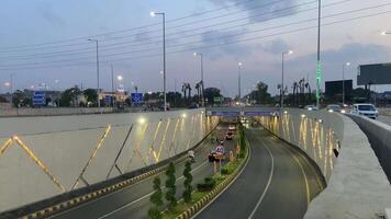 vue de circulation qui passe de en dessous de passer dans dha Lahore, Pakistan sur avril 27, 2024 video