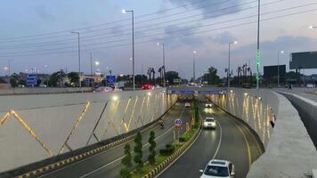 Visualizza di traffico passaggio a partire dal sotto passaggio nel dha lahore, Pakistan su aprile 27, 2024 video