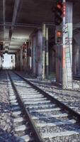 Zug Spur beim Zug Bahnhof mit der Verkehr Licht video