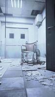 abandonné hôpital pièce avec débris et chaise video