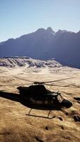 helicóptero volador terminado montaña rango video