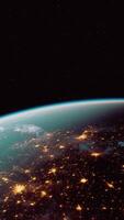 un vislumbrar de tierra desde espacio a noche video