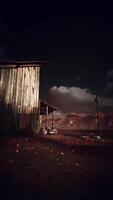 isolado celeiro debaixo Sombrio céu video