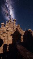 majestuoso castillo debajo un lleno de estrellas cielo video