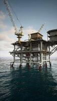 alt Öl rig Betriebs im das Ozean video