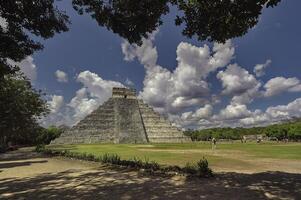 pirámide de chichén itzá filtrada por vegetación foto