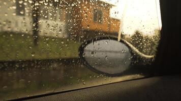 vista trasera espejo con lluvia gotas foto