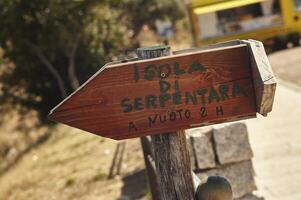 direcciones a la isla de la serpentara. foto