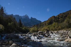 montaña paisaje con torrente en el dolomitas 6 6 foto