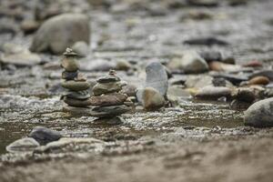 pilas de rocas zen foto