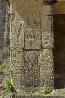 Estela con inscripciones mayas en Chichén Itzá. foto