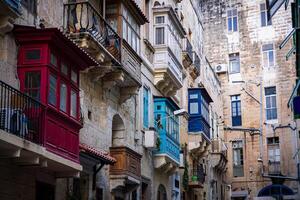 calle con vistoso balcones histórico parte de valletta el isla de Malta foto