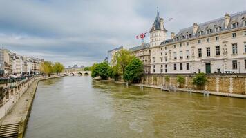 nublado ver de jábega río con histórico arquitectura en París, Francia, ideal para viaje o arquitectura temas, especialmente europeo patrimonio dias foto