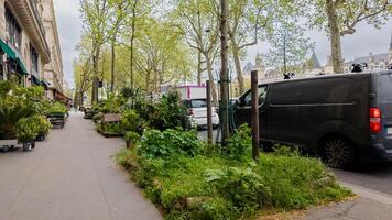 urbano calle escena con un acera flor mercado y estacionado vehículos en un nublado día, transporte conceptos de ciudad vida, comercio, y primavera en París foto