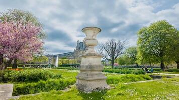 floreciente primavera jardín con clásico Roca urna en primer plano y histórico europeo palacio en el fondo, evocando Pascua de Resurrección y europeo patrimonio dias foto