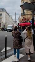 turistas capturar el majestuoso eiffel torre desde un pintoresco parisino calle, simbolizando viaje y ocio en París, Francia, abril 14, 2024 foto