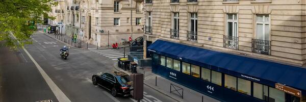 parisino calle ver con un policía motocicleta, carros, y un autobús, demostrando urbano transporte en París, Francia, en abril 14, 2024, con No visible personas foto