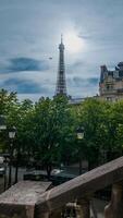 primavera en París, capturar el eiffel torre en medio de lozano verdor debajo un dinámica cielo, Disparo en París, Francia, en abril 14, 2024, Perfecto para viaje temas foto