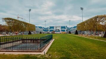renovación de un Deportes estadio en París, Francia, en abril 14, 2024, exhibiendo urbano desarrollo y preparación para próximo deportivo eventos foto