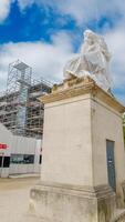 estatua debajo restauracion con andamio en contra un azul cielo en París, Francia, simbolizando cultural patrimonio preservación, foto tomado en abril 14, 2024