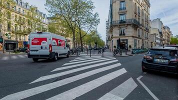 pacífico primavera día en París, Francia, exhibiendo bullicioso ciudad vida y peatonal cruce, capturado en abril 14, 2024, ideal para viaje y urbano vivo temas foto