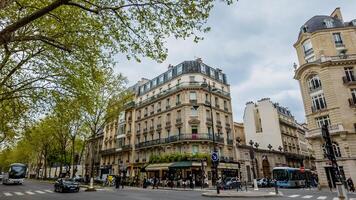 primavera en París, exhibiendo bullicioso calle vida y clásico arquitectura en abril 14, 2024, ideal para viaje y urbano estilo de vida temas foto