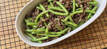 cuerda verde frijol o francés frijoles con picado carne de vaca remover freír o salteado llamado tumis buncis daging sapi cantando en Indonesia foto