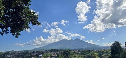 hermosa paisaje Mañana ver de montar salak o Gunung salak tomado desde batu tulis zona en central bogor ciudad Indonesia foto