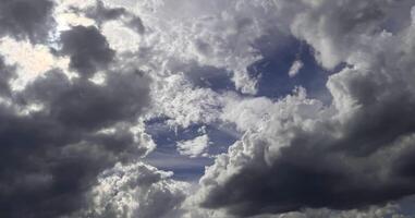 magnífico hermosa formar de cumulonimbo nubes azul cielo nube degradado ligero blanco antecedentes. belleza claro nublado en Brillo Solar calma brillante aire antecedentes foto