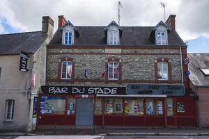 algunos histórico edificios desde mundo guerra 2, en el centrar de carentan, Francia. agosto 14 2023. foto