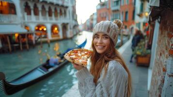 joven mujer disfrutando Pizza en escénico Venecia por el canal foto
