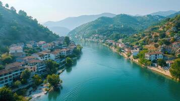 escénico ver de regañar, histórico ciudad en río en Albania foto