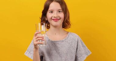 mooi tiener meisje, kind met een vers glas van water video