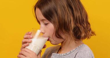 ziemlich Teen Mädchen, Kind mit ein frisch Glas von Milch isoliert video