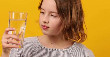 Söt tonåring flicka, barn med en färsk glas av vatten video