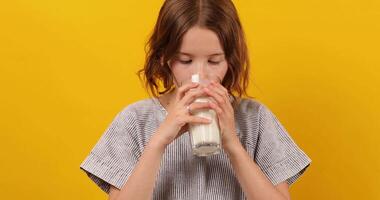 ziemlich Teen Mädchen, Kind mit ein frisch Glas von Milch isoliert video