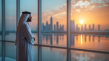 elegante musulmán hombre con vista a paisaje urbano a puesta de sol foto