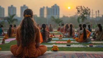 puesta de sol yoga sesión en urbano parque con diverso Participantes foto