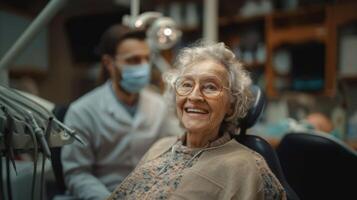 mayor mujer sonriente durante dental chequeo con dentista foto