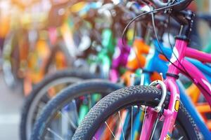 extenso selección de nuevo bicicletas a ciclo deporte Tienda abastecimiento a todas tipos de jinetes foto