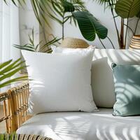 blanco almohada Bosquejo en un elegante, ligero moderno vivo habitación foto