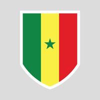 Senegal bandera en proteger forma marco vector