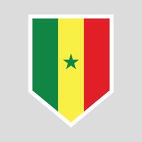 Senegal bandera en proteger forma marco vector