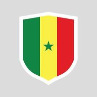 Senegal bandera en proteger forma marco vector