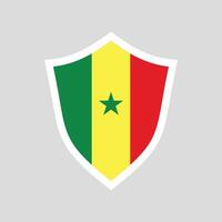 Senegal bandera en proteger forma marco vector