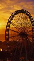 Ferris Rad silhouettiert gegen ein Sonnenuntergang video