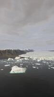 hermosa vista aérea del enorme glaciar en islandia y su laguna video