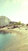 l'eau niveau à le raide côtier falaises de le côte de le mer lagune video