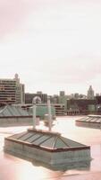 rör på sig cyklon över de stad av åskmoln video